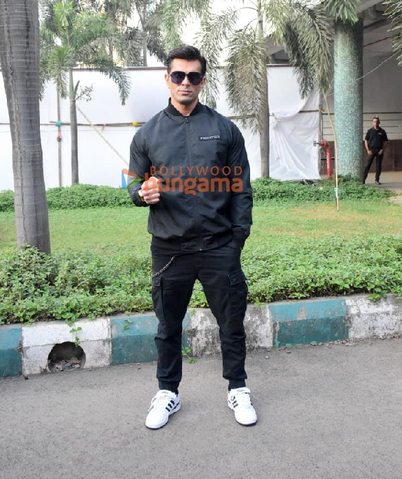 photos hrithik roshan and team of fighter snapped at dav college 5