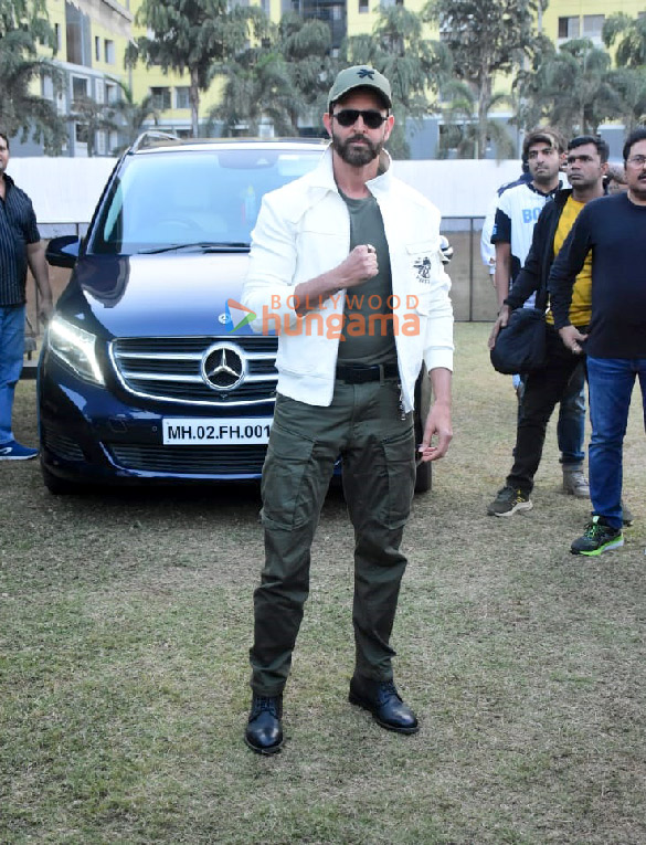 photos hrithik roshan and team of fighter snapped at dav college 6