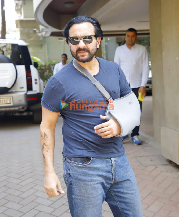 photos kareena kapoor khan accompanies saif ali khan as he returns home post surgery 5