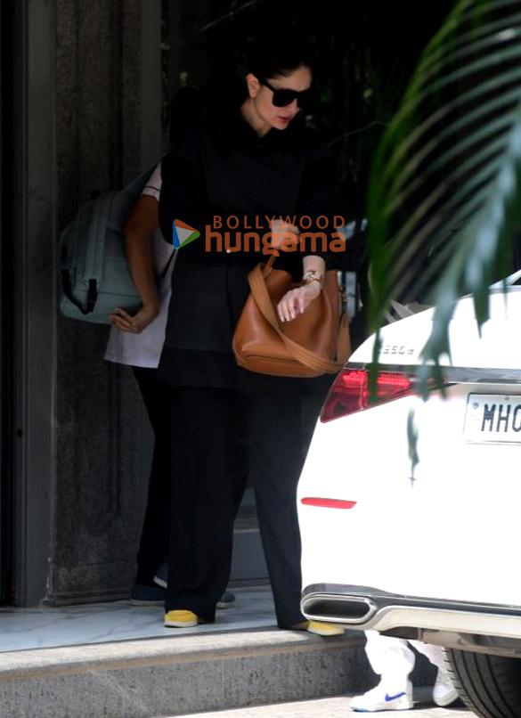 photos kareena kapoor khan snapped at father randhir kapoors house in bandra 3