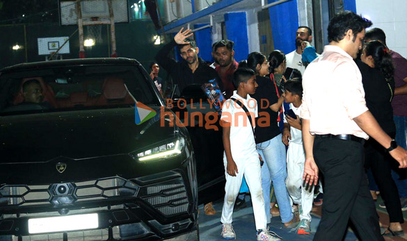 Photos: Kartik Aaryan snapped in Juhu Photos: Kartik Aaryan snapped in Juhu