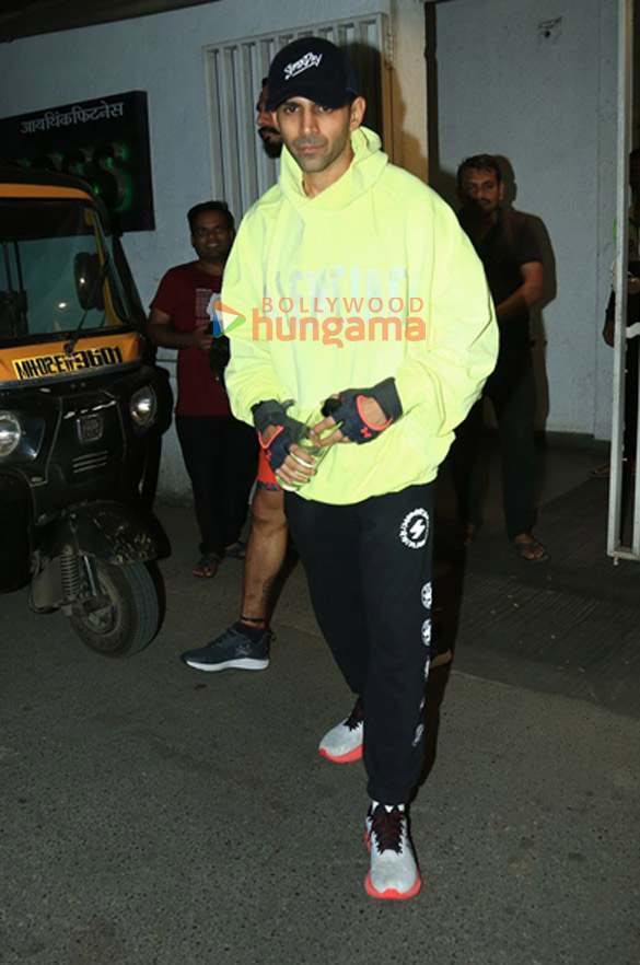 Photos: Kartik Aaryan snapped outside the gym in Juhu