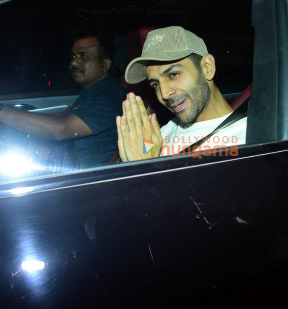photos kartik aryan snapped at karan johars house in bandra 4