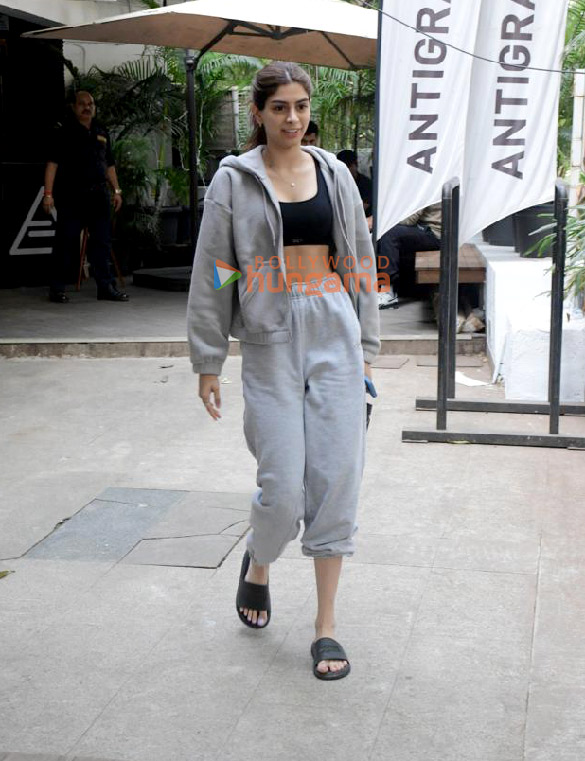 photos khushi kapoor spotted outside the gym in bandra 3 3