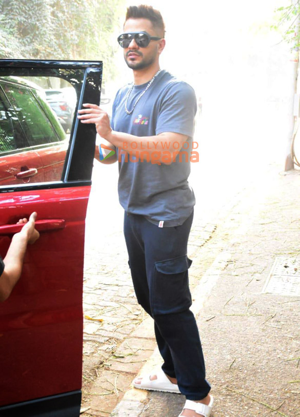 photos kunal khemu snapped in bandra 4