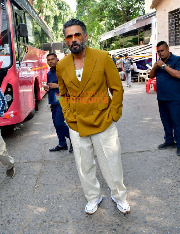 photos madhuri dixit and suniel shetty snapped on the sets of dance deewane 2