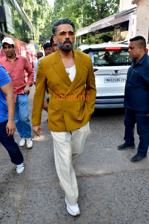 photos madhuri dixit and suniel shetty snapped on the sets of dance deewane 4