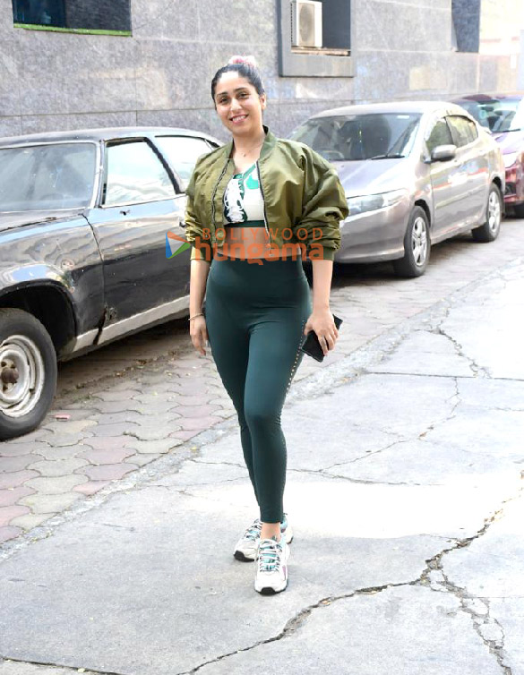 photos neha bhasin snapped outside the gym in bandra 1 2