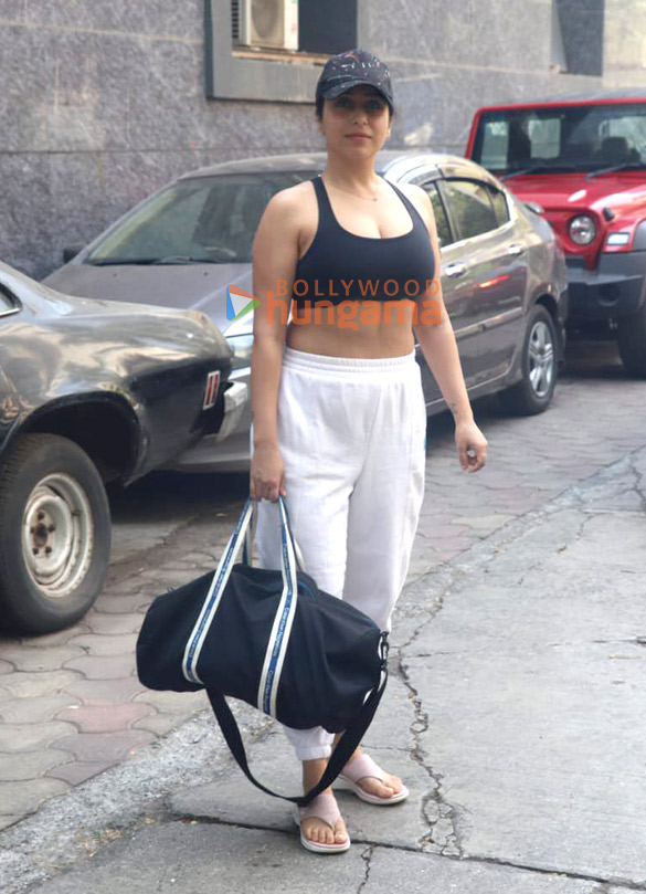 photos neha bhasin snapped outside the gym in bandra 4 4