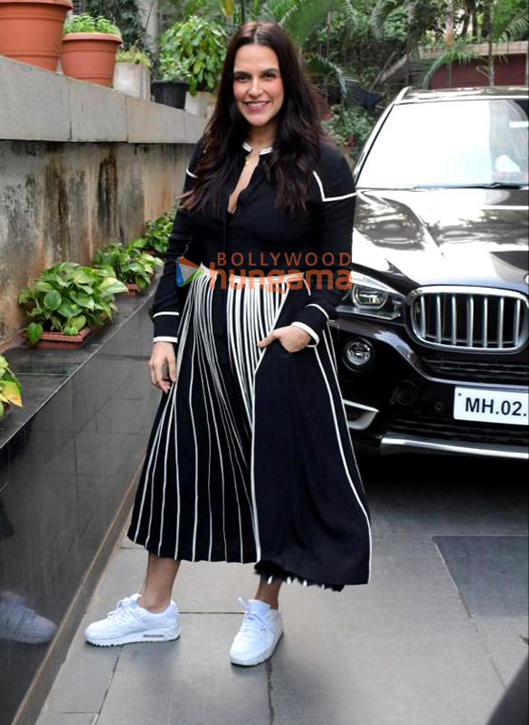 photos neha dhupia snapped in santacruz 4