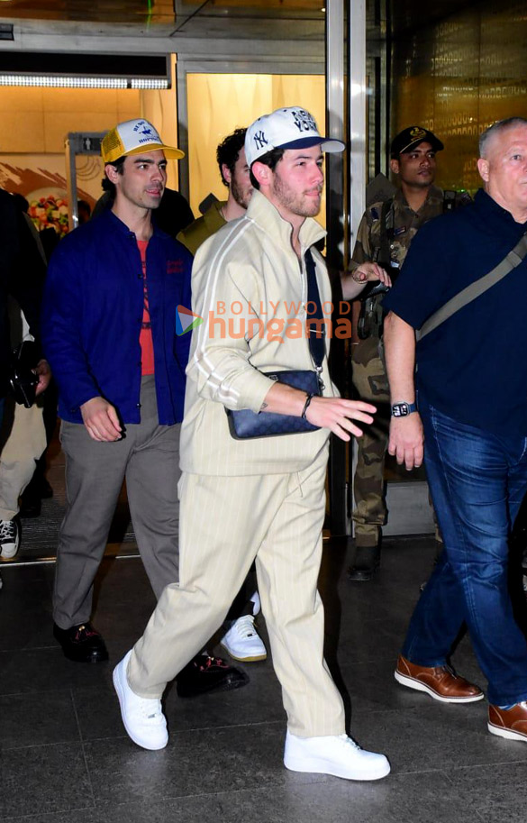 photos nick jonas joe jonas kevin jonas snapped at mumbai airport ahead of jonas brothers concert 6