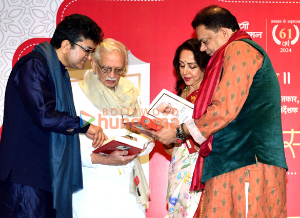 photos prasoon joshi subhash ghai and hema malini among others snapped at the launch of gulzars biography 4
