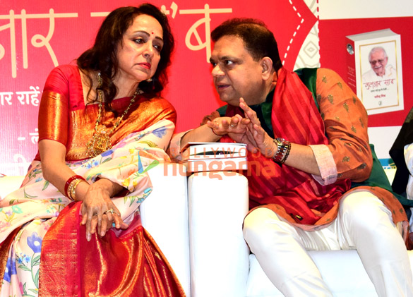 photos prasoon joshi subhash ghai and hema malini among others snapped at the launch of gulzars biography 9
