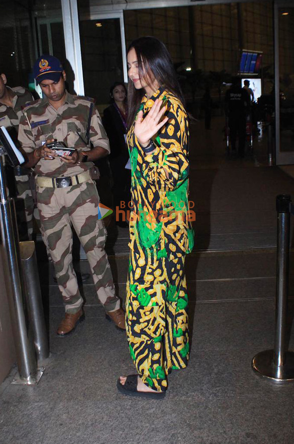 photos rakul preet singh snapped at the airport 1 5
