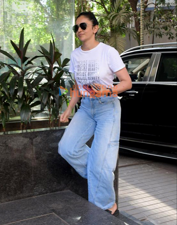 photos rakul preet singh spotted outside a clinic in santacruz 2 4