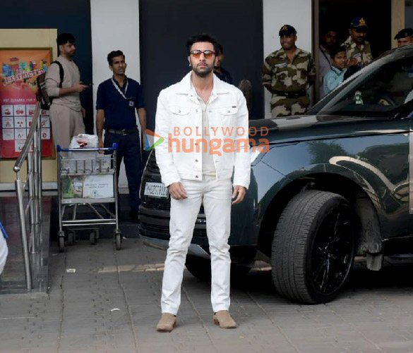 Photos: Ranbir Kapoor, Sara Ali Khan, Ayushmann Khurrana and Karan Johar snapped at Kalina airport Photos: Ranbir Kapoor, Sara Ali Khan, Ayushmann Khurrana and Karan Johar snapped at Kalina airport
