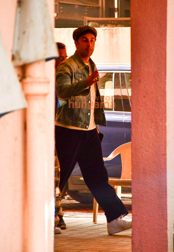 photos ranbir kapoor snapped at sanjay leela bhansalis office in juhu 4
