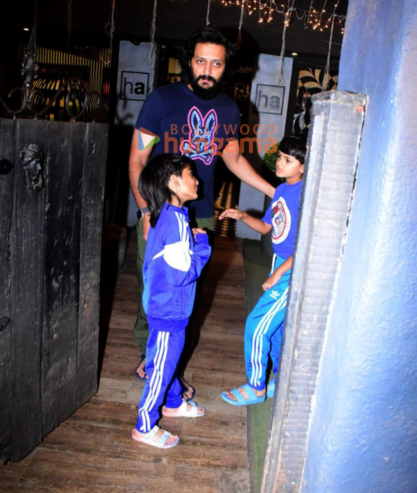 photos riteish deshmukh snapped at hakims aalim salon in bandra 2 3