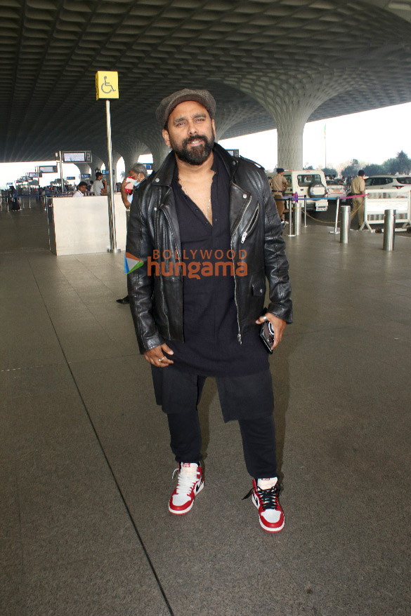 photos shah rukh khan ananya panday and others snapped at the airport 2