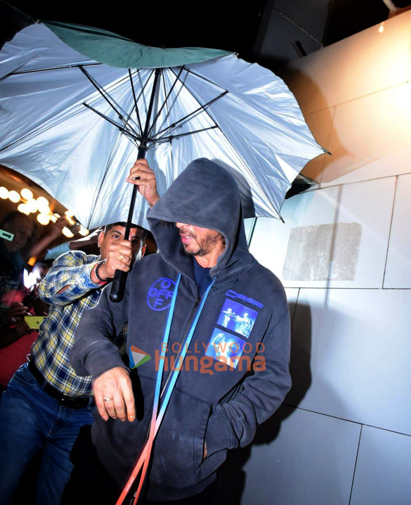 photos shah rukh khan snapped in bandra 2