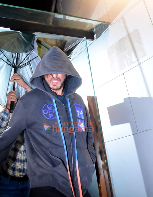 photos shah rukh khan snapped in bandra 4