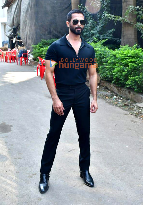 photos shahid kapoor and kriti sanon snapped on the sets of indian idol 16 for teri baaton mein aisa uljha jiya promotions 3