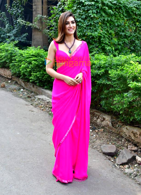 photos shahid kapoor and kriti sanon snapped on the sets of indian idol 16 for teri baaton mein aisa uljha jiya promotions 6