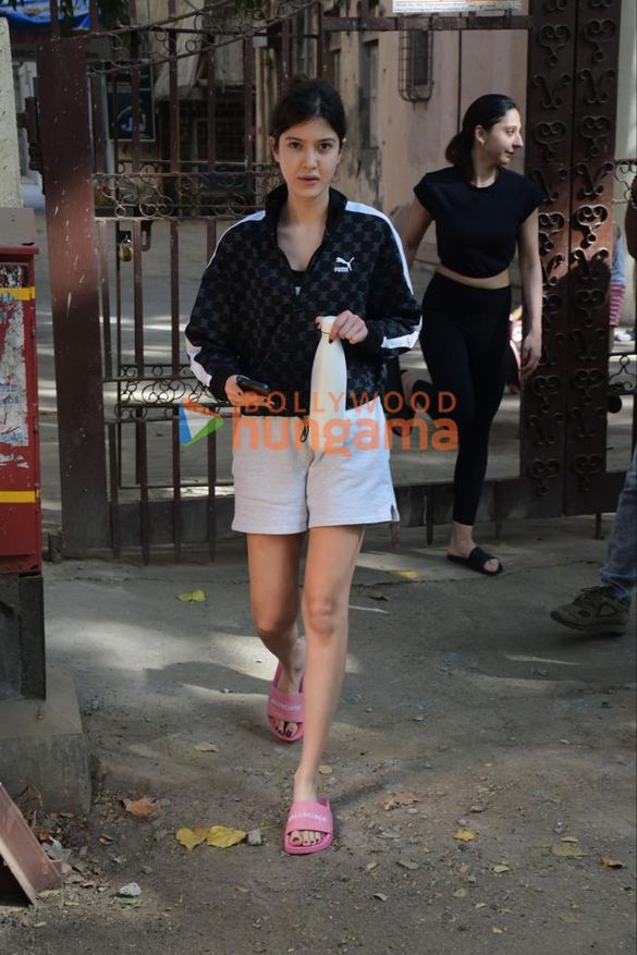 photos shanaya kapoor snapped outside a dance class in khar 4