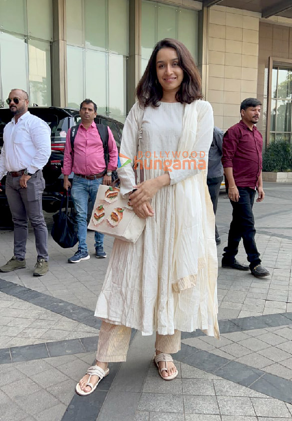 Photos: Shraddha Kapoor snapped in Bandra Photos: Shraddha Kapoor snapped in Bandra