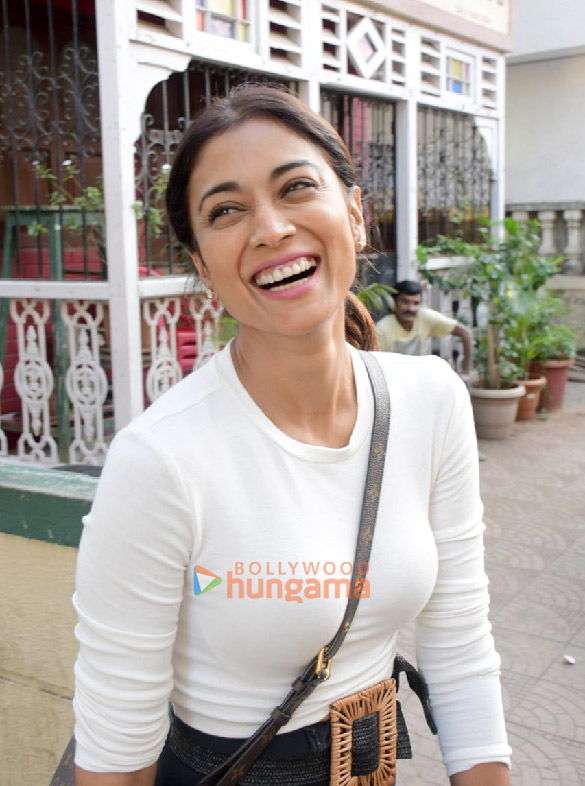 photos shriya saran snapped outside cafe in bandra 1