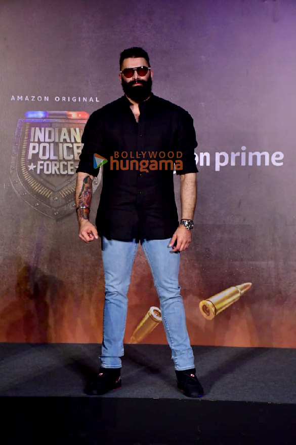 photos sidharth malhotra shilpa shetty vivek oberoi rohit shetty and others snapped at the trailer launch of indian police force 5
