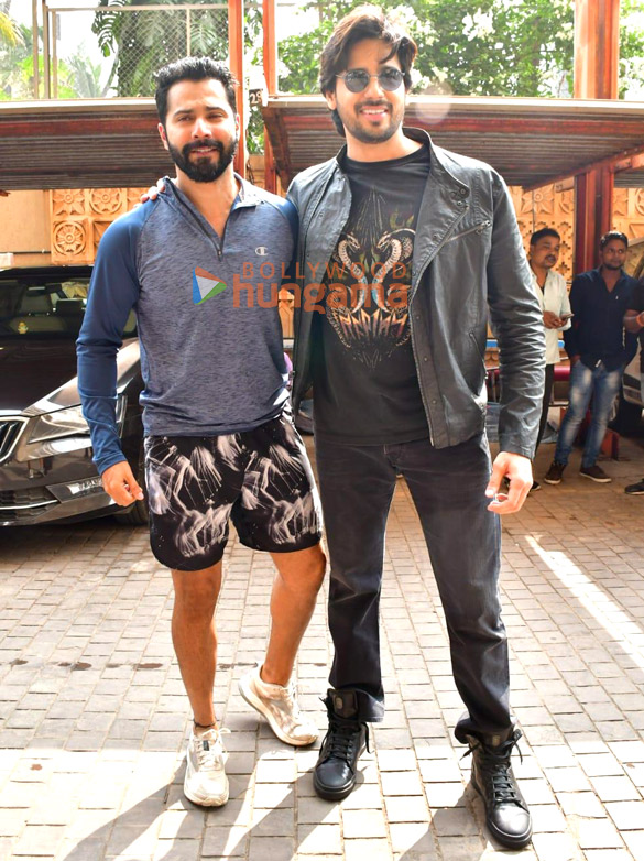 photos sidharth malhotra and varun dhawan snapped in juhu 3