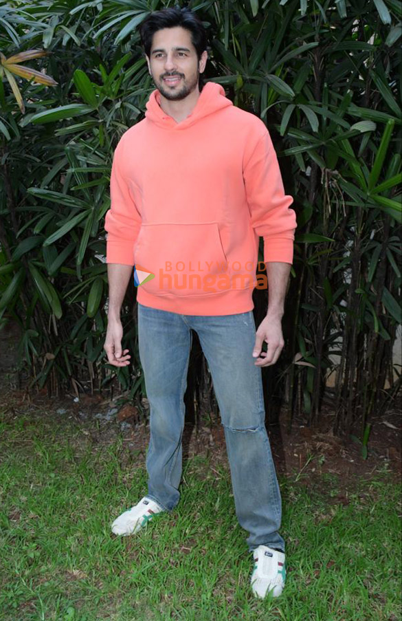 photos sidharth malhotra snapped celebrating with fans in bandra 1