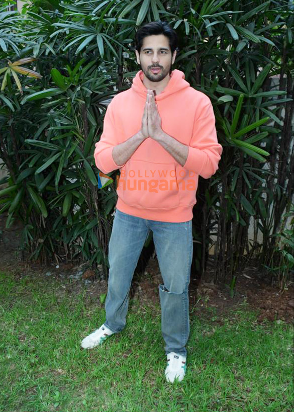 photos sidharth malhotra snapped celebrating with fans in bandra 3