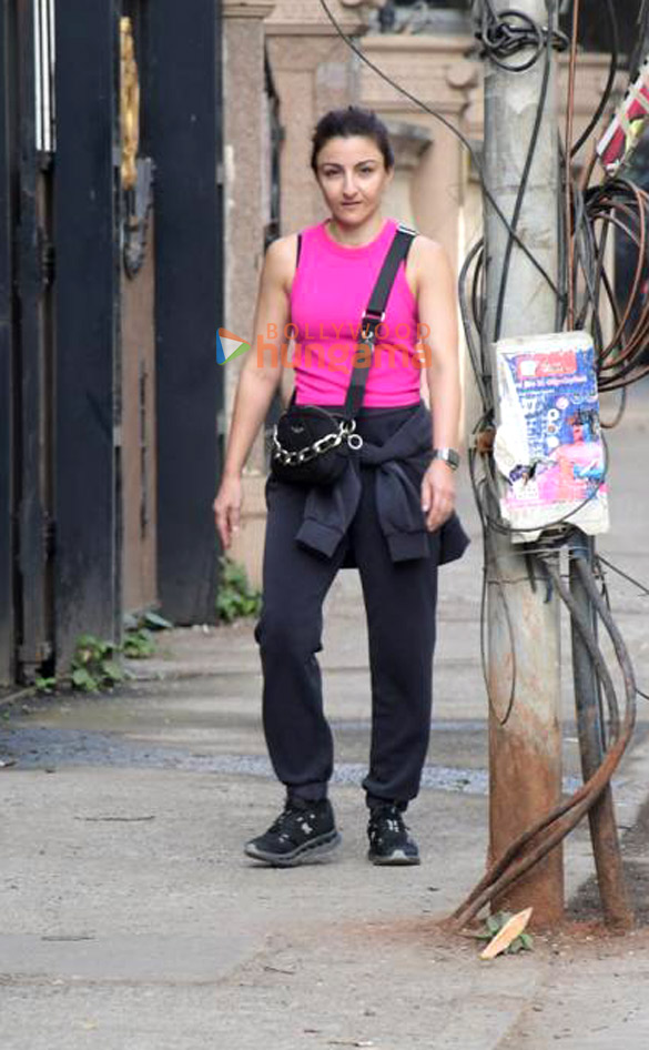 photos soha ali khan snapped in khar 4