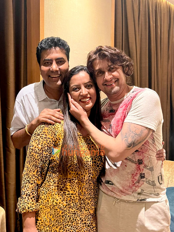 photos sonu nigam pays homage to the late legendary musician ustad ghulam mustafa khan in a concert titled haazri 3