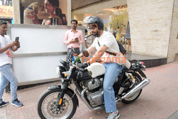 photos sunny kaushal snapped in bandra 5