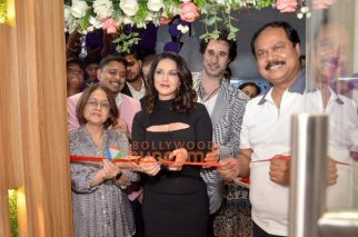 Photos: Sunny Leone snapped at the launch of Naturals’ Beauty Academy Borivali outlet