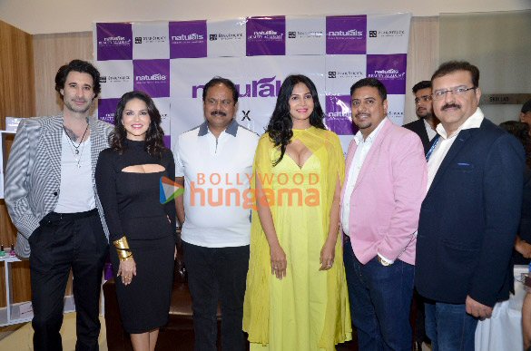 photos sunny leone snapped at the launch of naturals borivali outlet 3