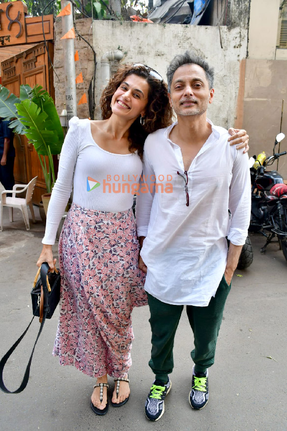 photos taapsee pannu and sujoy ghosh snapped in juhu 3