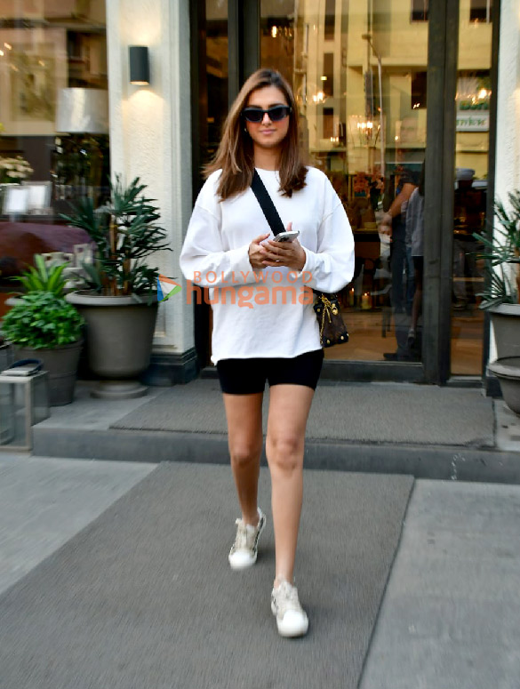 photos tara sutaria snapped in juhu 4 6