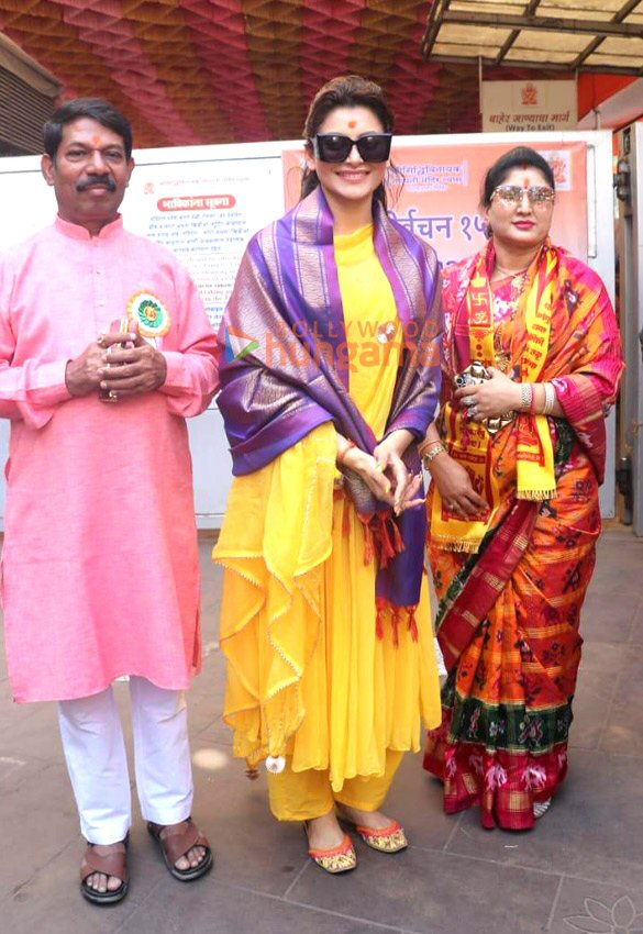 photos urvashi rautela snapped at siddhivinayak temple 5