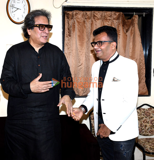 photos ustad zakir hussain conferred with the padma vibhushan ustad ghulam mustafa khan award 8