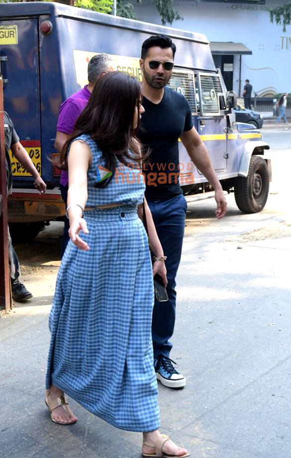 photos varun dhawan snapped in bandra 4 3