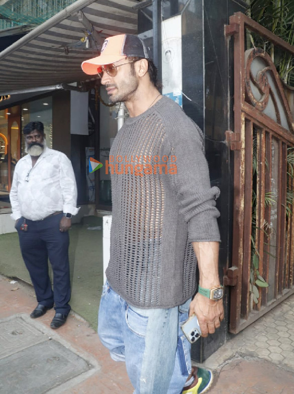 photos vidyut jammwal snapped in bandra 2