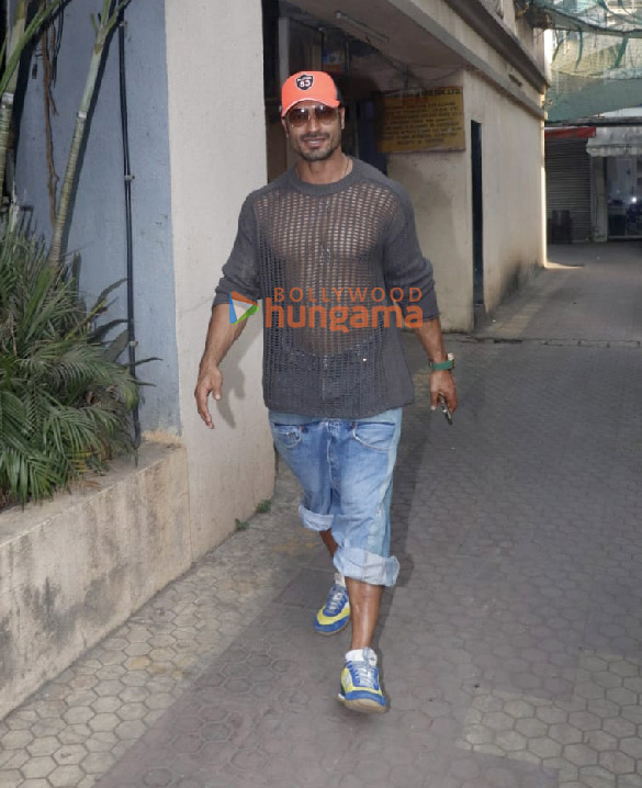 photos vidyut jammwal snapped in bandra 3