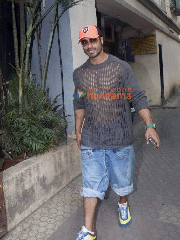 photos vidyut jammwal snapped in bandra 4