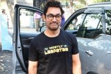 Aamir Khan flaunts his ‘Mostly Laapataa’ T-shirt while posing for paps