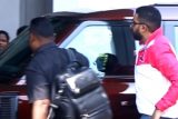 Abhishek Bachchan gets clicked by paps at the airport