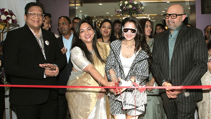 Ameesha Patel inaugurates the first flagship store of Vanior Jewels in Mumbai